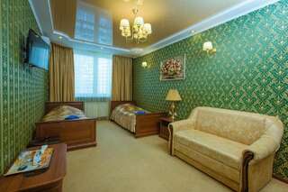 Отель naDobu Hotel Poznyaki Киев Двухместный номер эконом-класса с 2 отдельными кроватями и общей ванной комнатой-1