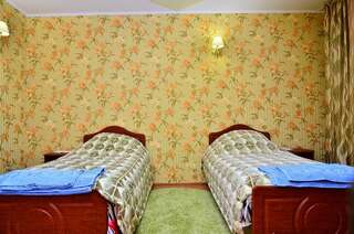Отель naDobu Hotel Poznyaki Киев Двухместный номер эконом-класса с 2 отдельными кроватями и общей ванной комнатой-5
