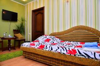 Отель naDobu Hotel Poznyaki Киев Двухместный номер эконом-класса с 2 отдельными кроватями и общей ванной комнатой-10